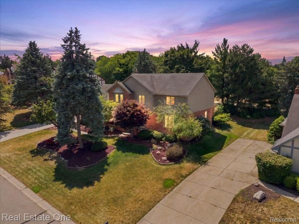 1774 White Water Drive, Rochester Hills, Mi 48309