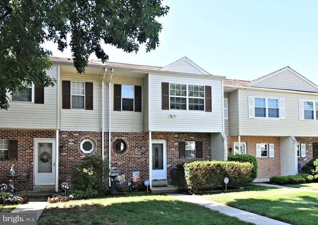 256 Carlyn Court, Downingtown, PA 19335 Main Photo