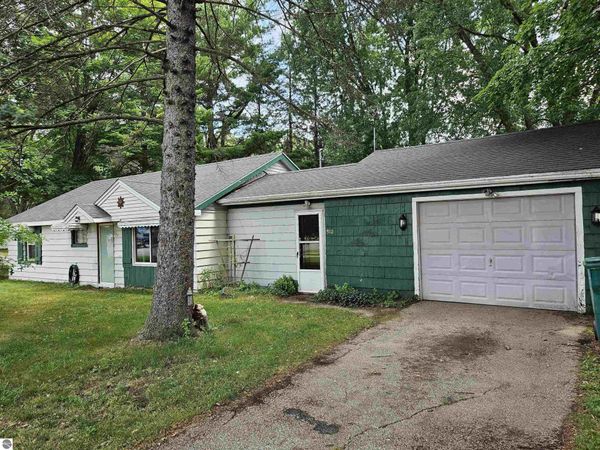 910 Bowery N, Gladwin, MI 48624