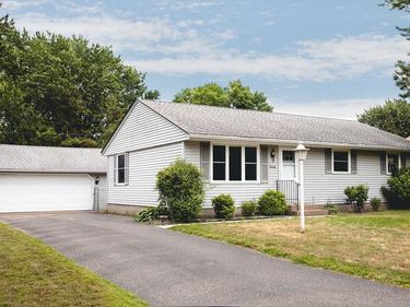 9526 Quaker Lane N, Maple Grove, MN 55369