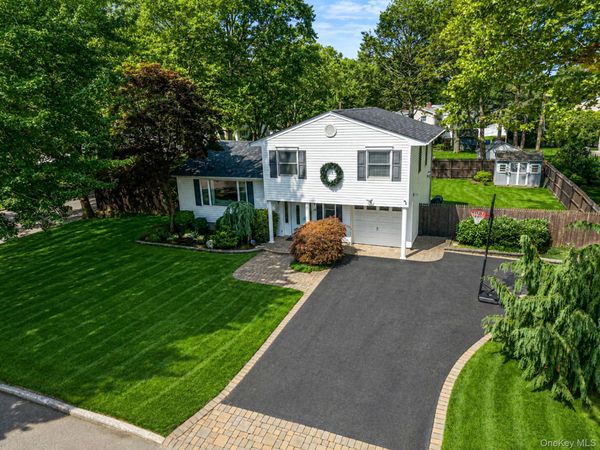 49 Munson Court , Melville, NY 11747