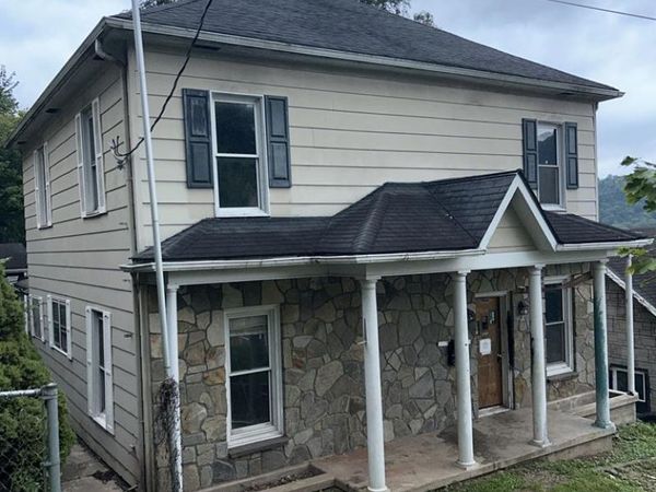 518 4th Ave, Hinton, WV 25951