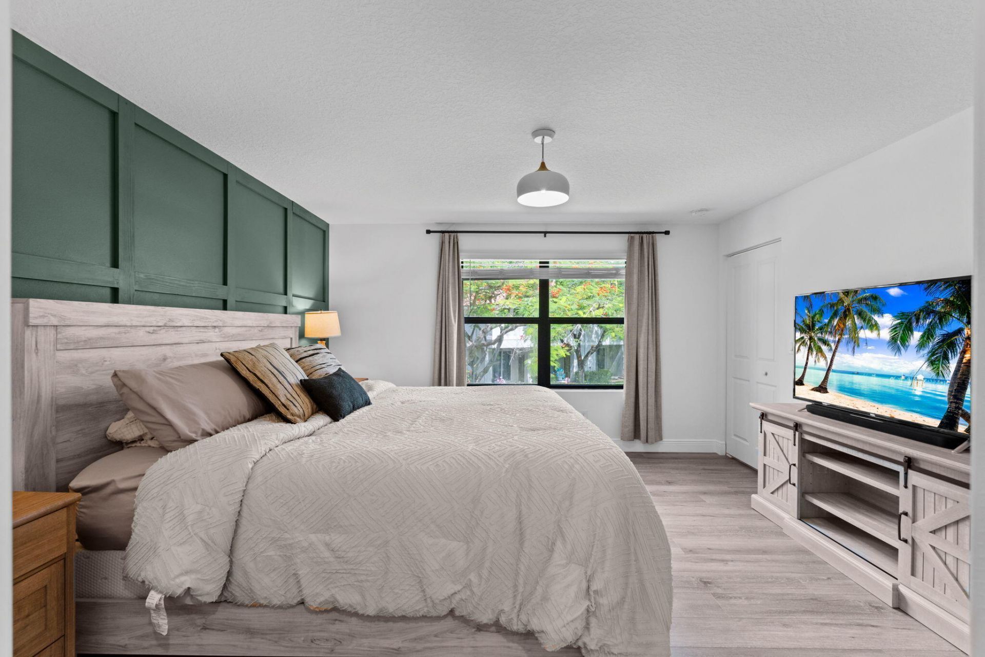 6001 Woods Edge Circle, Riviera Beach, FL 33410 Photo