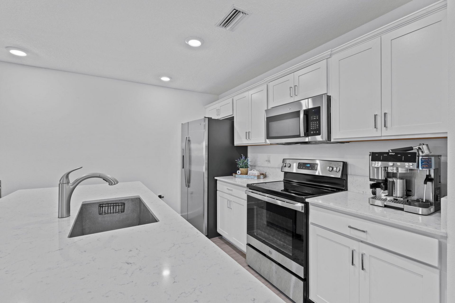 6001 Woods Edge Circle, Riviera Beach, FL 33410 Photo