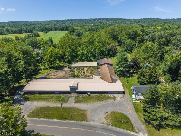 68 Johanna Farms Rd, Raritan, NJ 08551