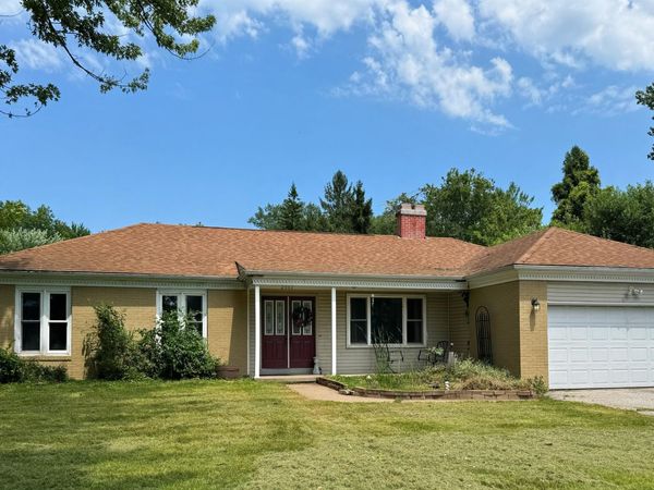 2062 RIVERVIEW DR, Muscatine, IA 52761
