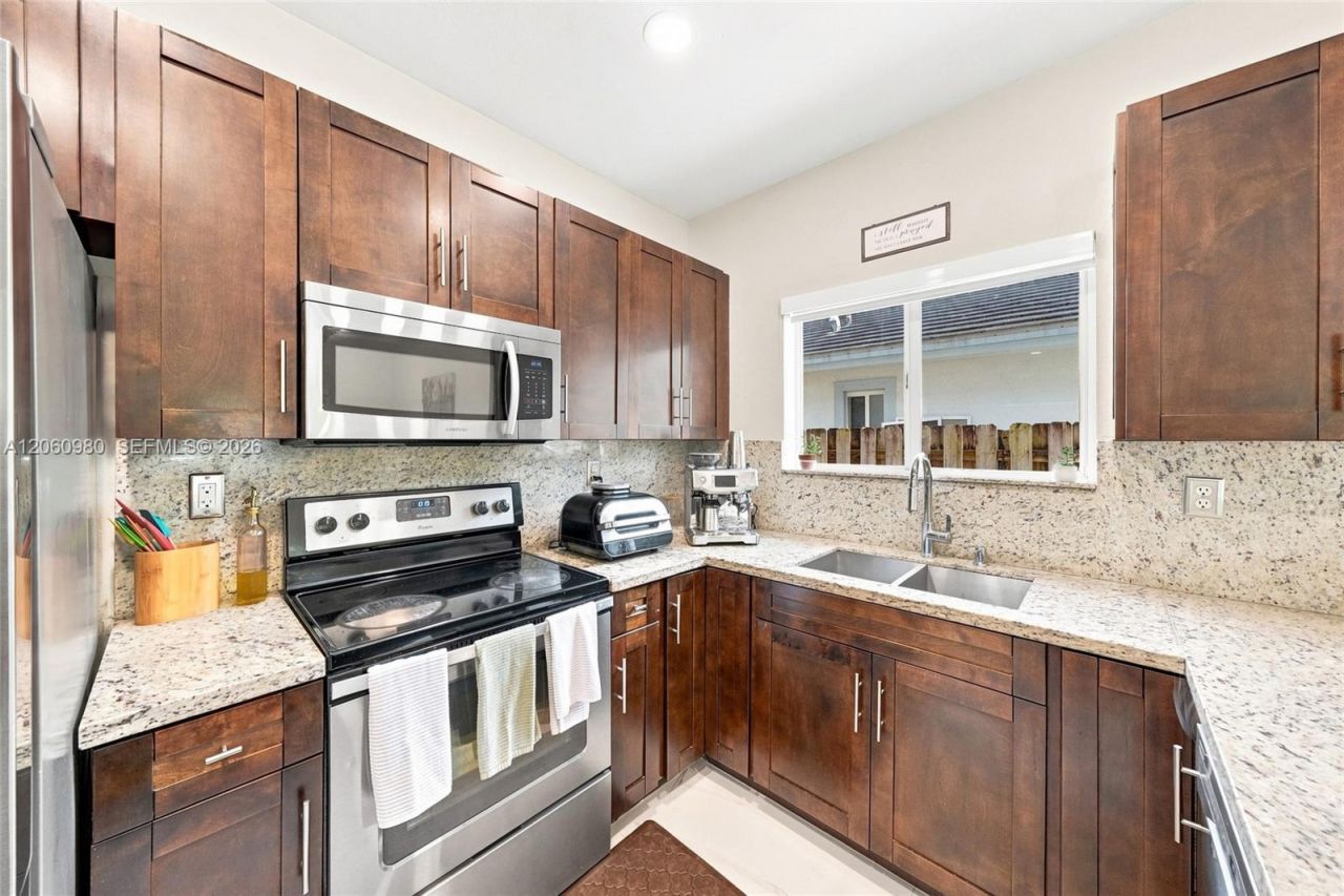 371 NE 32nd Ter, Homestead, FL 33033 Photo