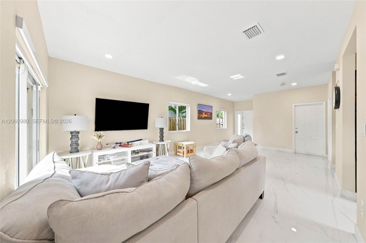 371 NE 32nd Ter, Homestead, FL 33033 Photo