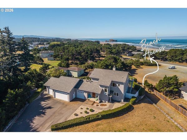 1122 Three Wood DR, Bandon, OR 97411