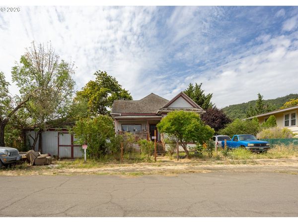 173 SE MILLER AVE, Roseburg, OR 97470