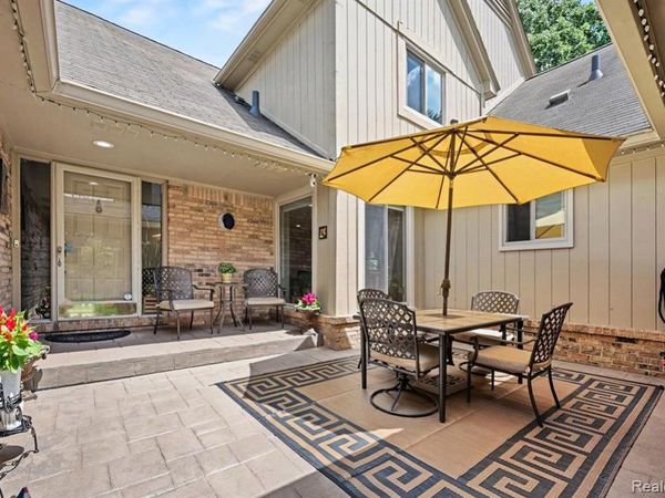 2202 Elm Circle , Shelby Twp, MI 48316
