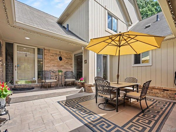 2202 Elm Circle, Shelby Township, Mi 48316