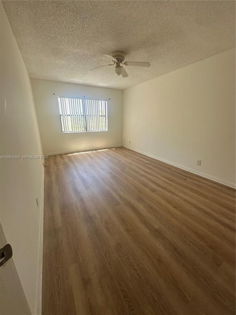 8290 Lake Dr, Unit 517, Doral, FL 33166 Photo
