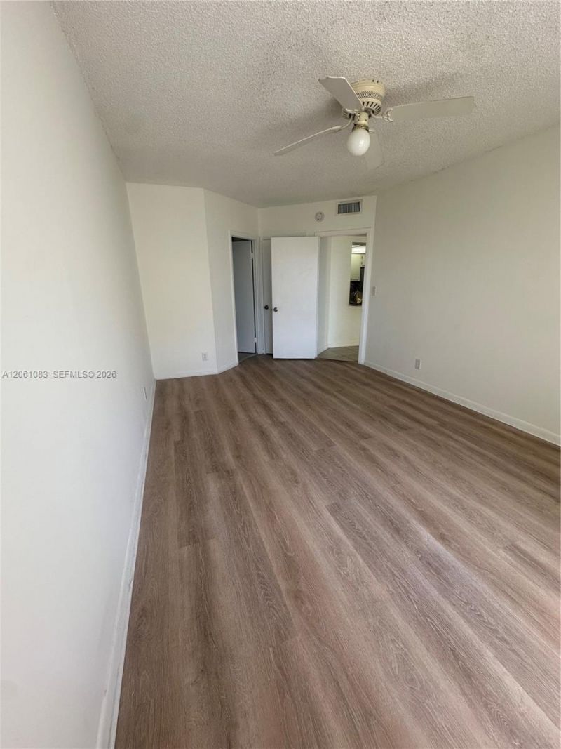 8290 Lake Dr, Unit 517, Doral, FL 33166 Photo