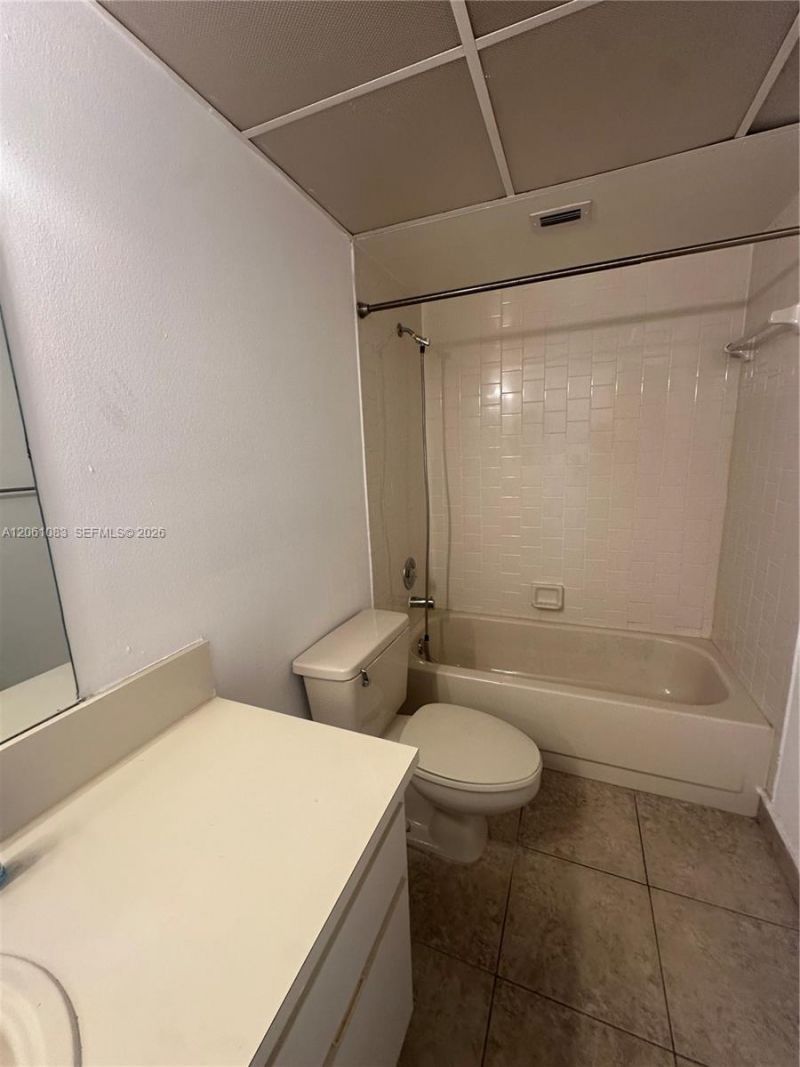 8290 Lake Dr, Unit 517, Doral, FL 33166 Photo