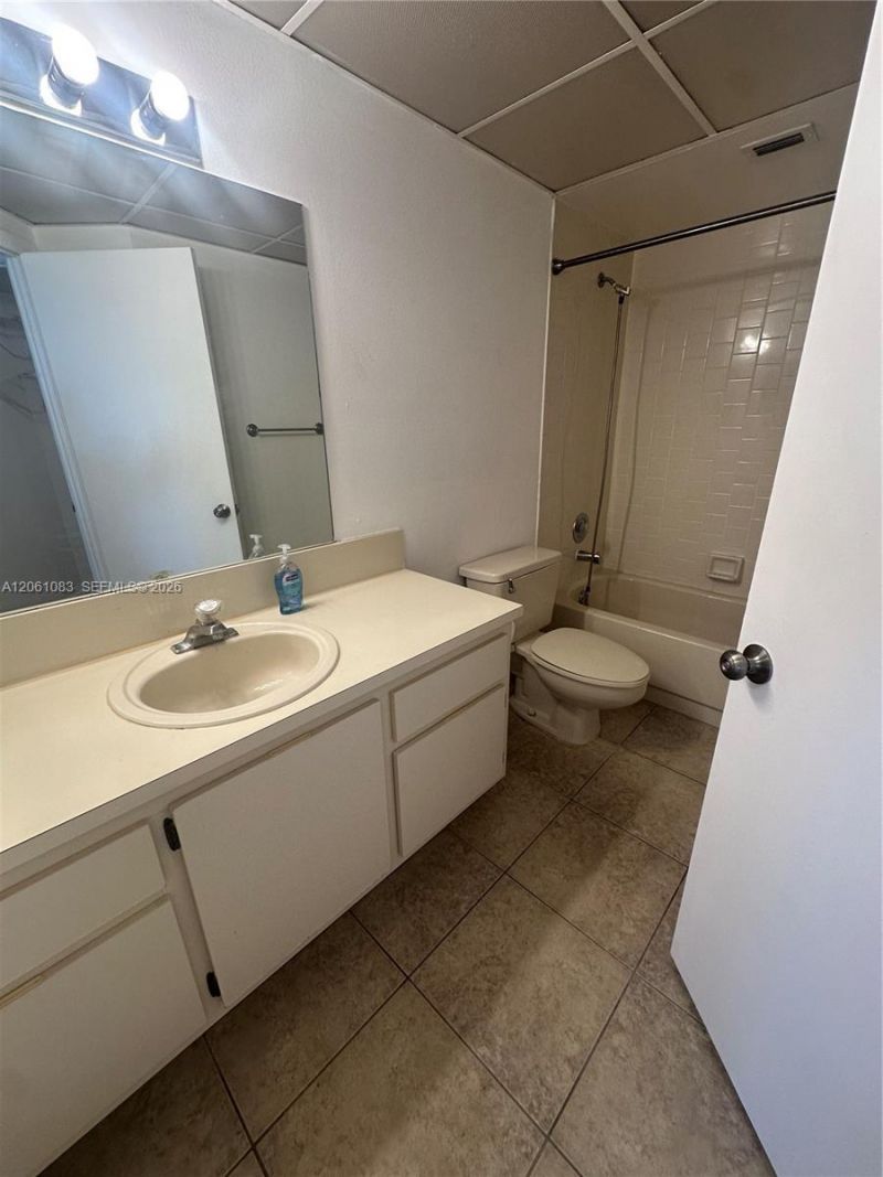 8290 Lake Dr, Unit 517, Doral, FL 33166 Photo