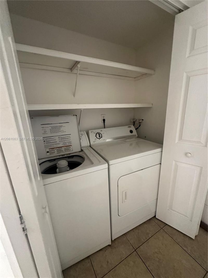 8290 Lake Dr, Unit 517, Doral, FL 33166 Photo