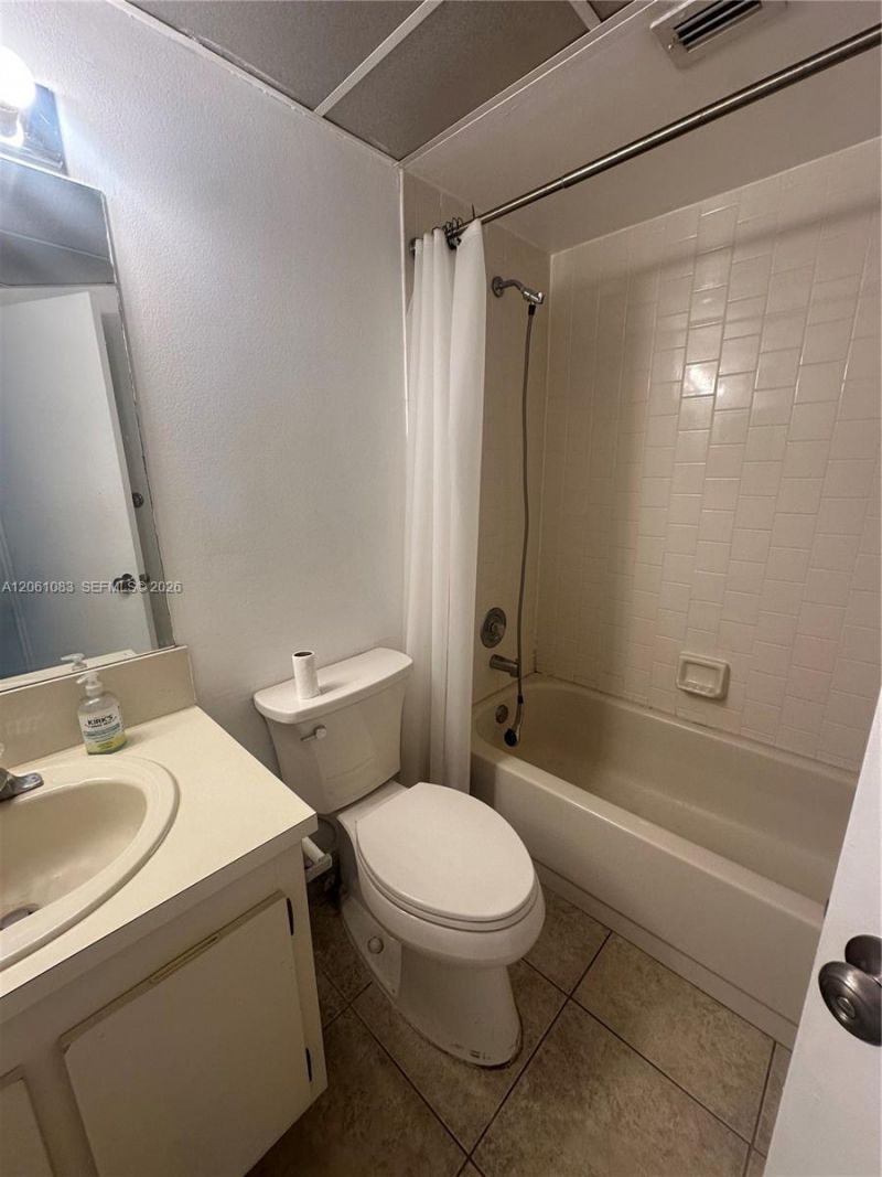 8290 Lake Dr, Unit 517, Doral, FL 33166 Photo