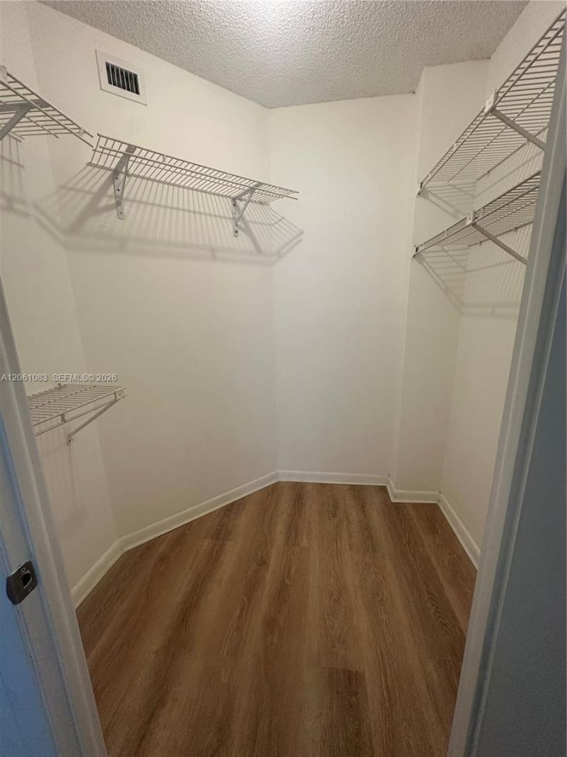 8290 Lake Dr, Unit 517, Doral, FL 33166 Photo