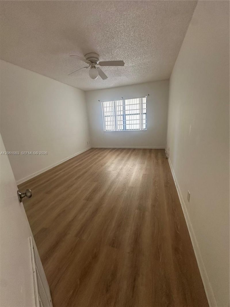 8290 Lake Dr, Unit 517, Doral, FL 33166 Photo