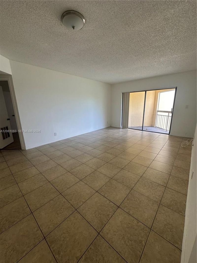 8290 Lake Dr, Unit 517, Doral, FL 33166 Photo