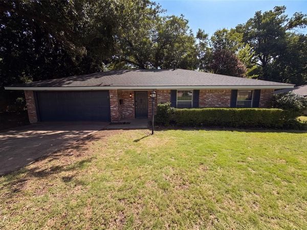 304 Brook Hollow Drive, DeSoto, TX 75115