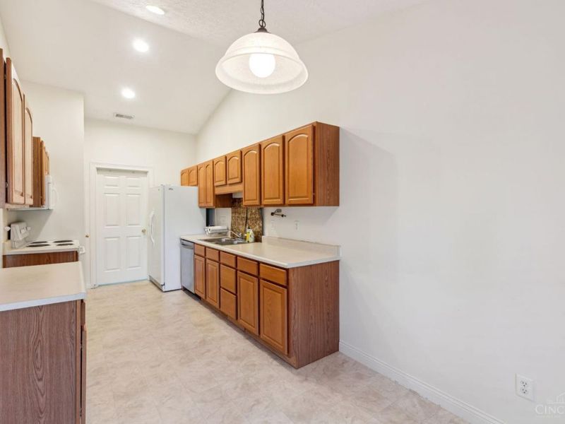 8021 Pinnacle Point Drive, Unit 204, West Chester, OH 45069 Photo 12