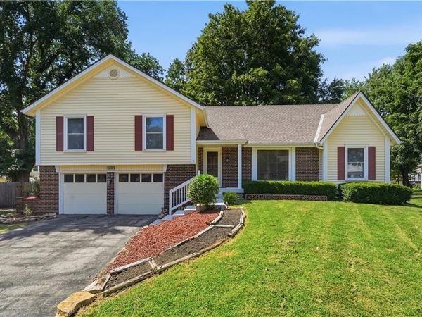 10230 Oakmont Circle, Lenexa, KS 66215
