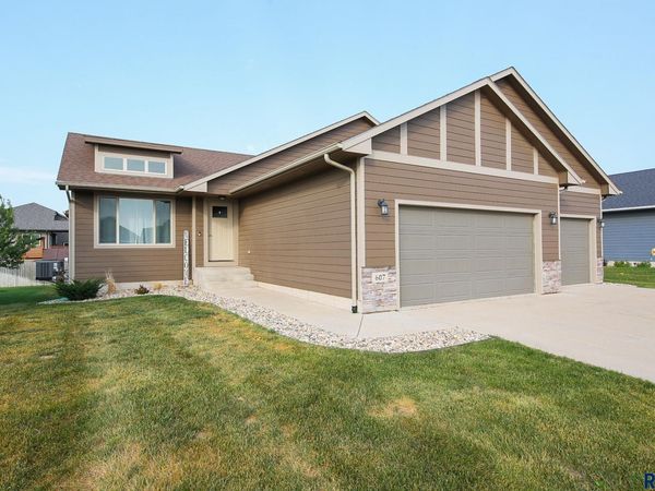 Legendary Dr, Harrisburg, SD 57032