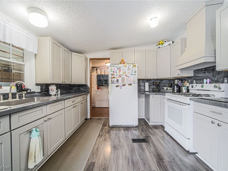 9182 Berry Road , Kensington, OH 43986 Photo 6