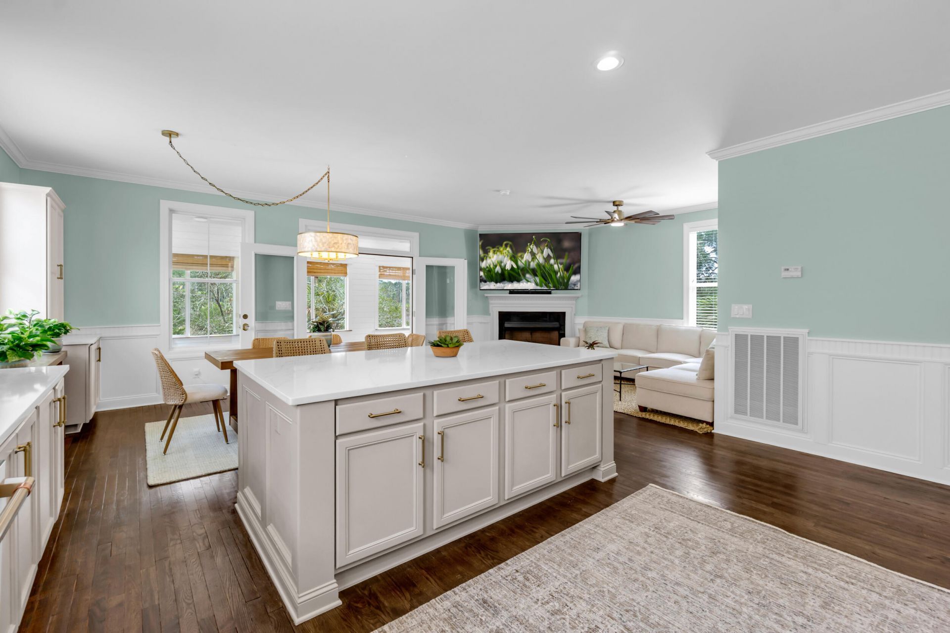 2301 N Creek Drive Photo 4