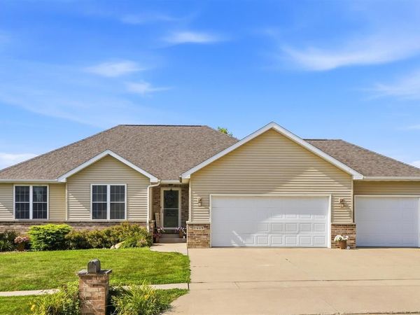 1449 Ridgeview Ct, Washington, IA 52353