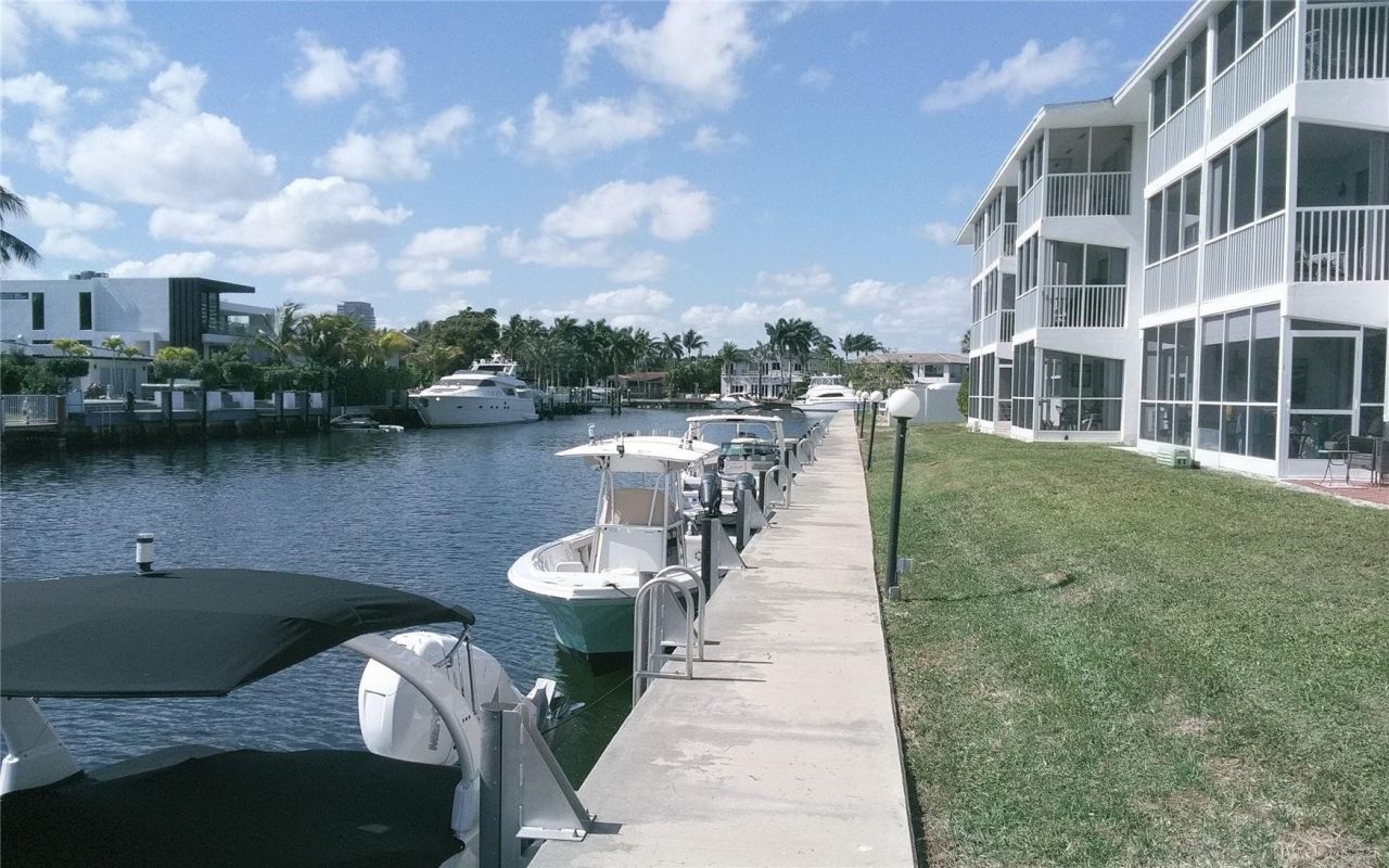 465 Paradise Isle Boulevard, Unit 307, Hallandale Beach, FL 33009 Photo