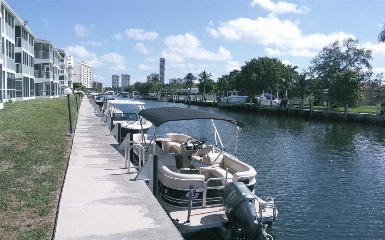 465 Paradise Isle Boulevard, Unit 307, Hallandale Beach, FL 33009 Photo