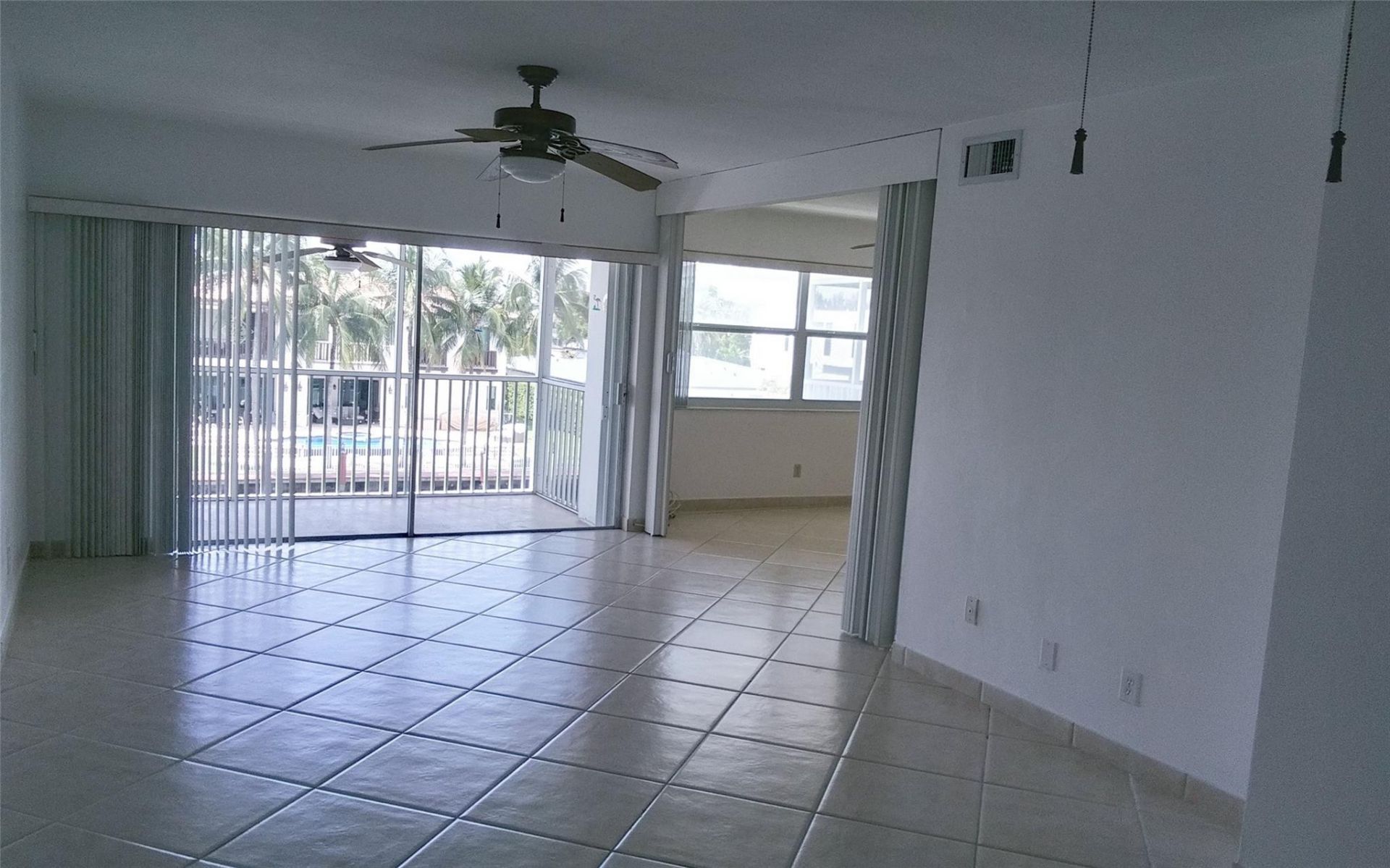 465 Paradise Isle Boulevard, Unit 307, Hallandale Beach, FL 33009 Photo
