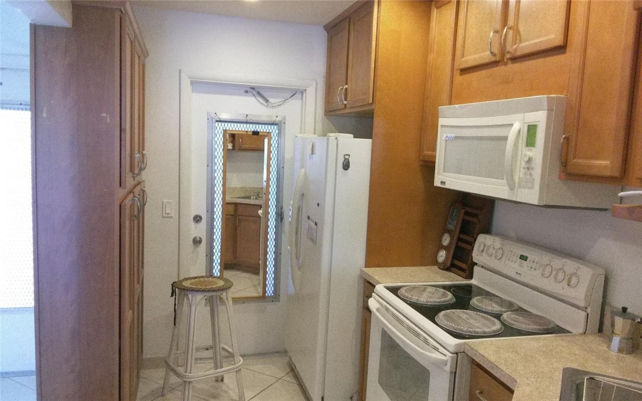 465 Paradise Isle Boulevard, Unit 307, Hallandale Beach, FL 33009 Photo