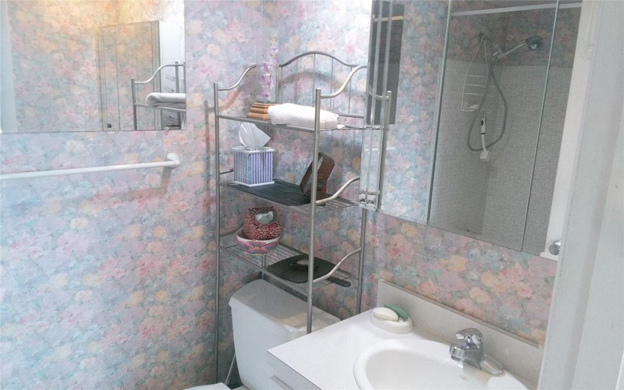 465 Paradise Isle Boulevard, Unit 307, Hallandale Beach, FL 33009 Photo