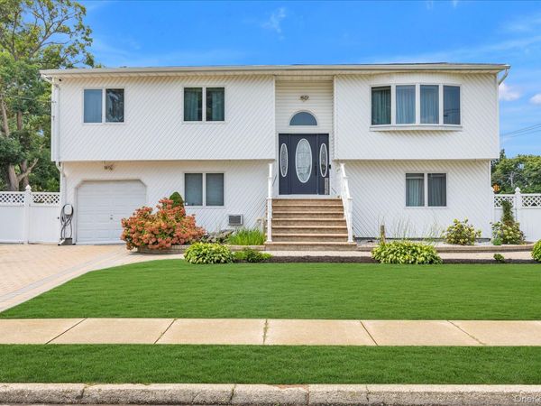 583 N Erie Avenue, Lindenhurst, NY 11757