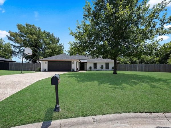 1307 Linda Court , Cleburne, TX 76033
