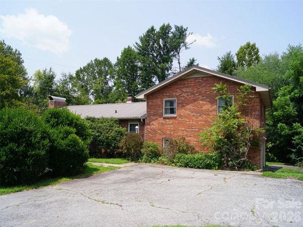 887 Upward Road, Flat Rock, NC 28731