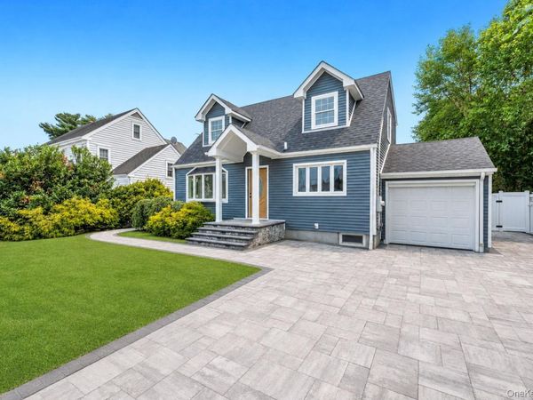 4 Hicks Circle , Hicksville, NY 11801