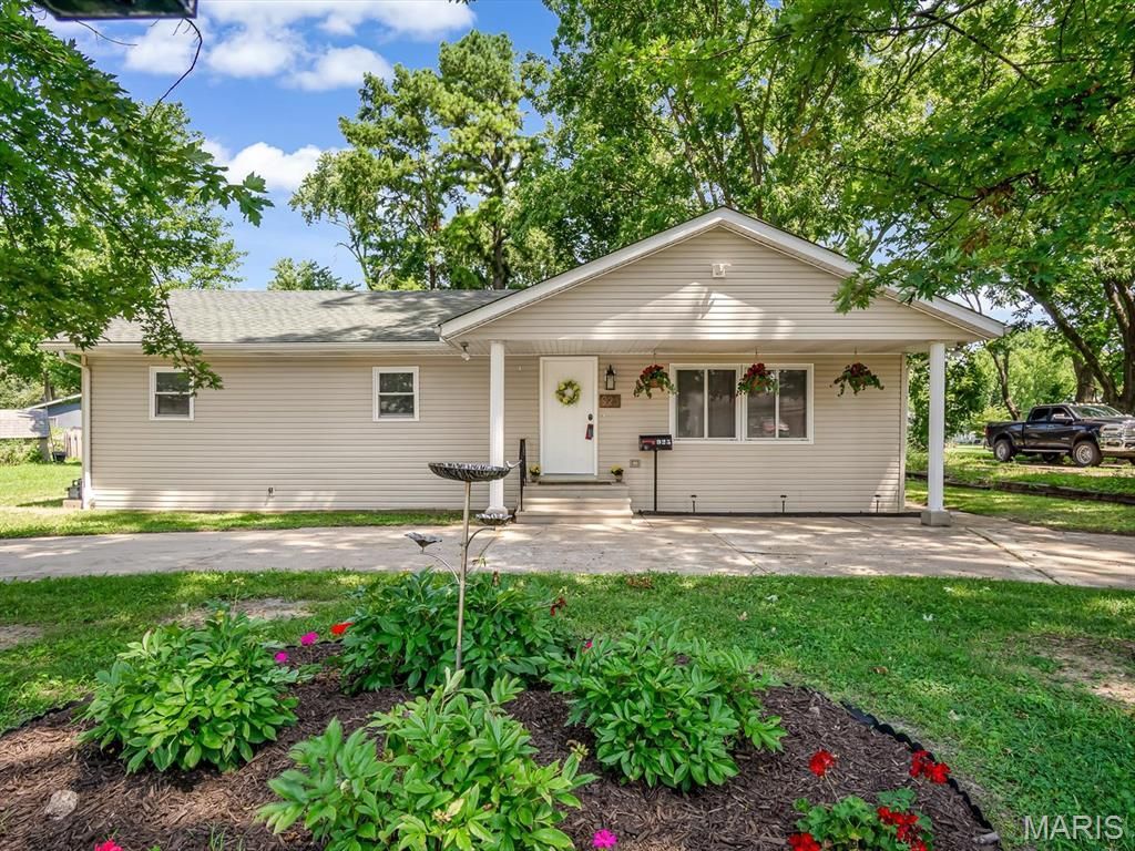 925 W Green Street , Mascoutah, IL 62258 Main Photo