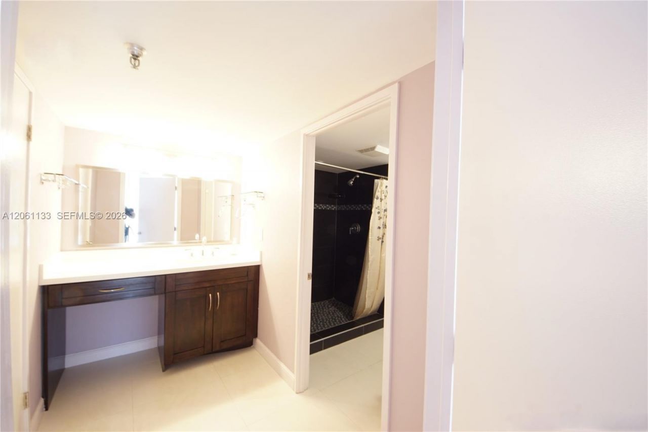 290 174th St, Unit 617, Sunny Isles Beach, FL 33160 Photo