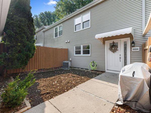 6684 Gretchen Lane N, Oakdale, MN 55128