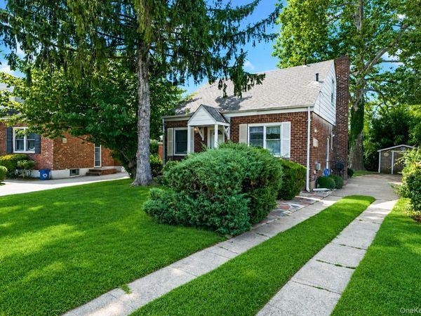 45 Park Circle , New Hyde Park, NY 11040