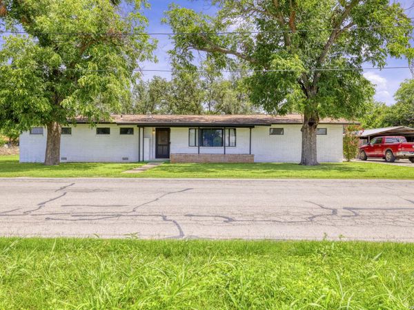 1019 E LEONA RD, Uvalde, TX 78801