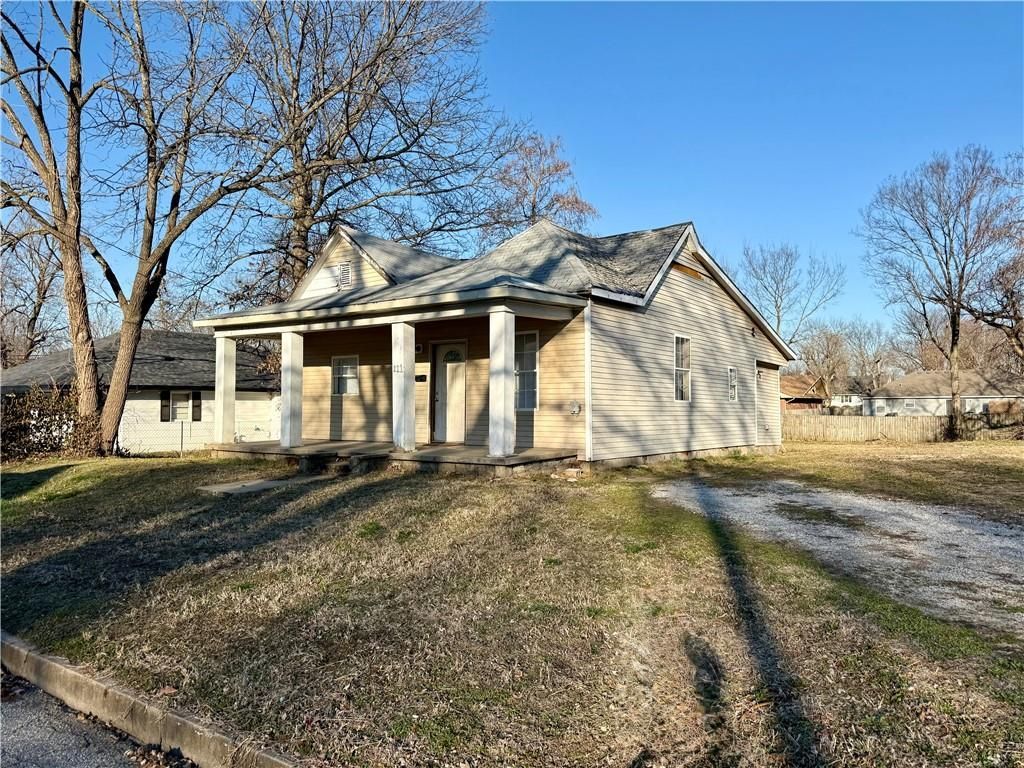 221 N Clay Street, Nevada, MO 64772 Main Photo
