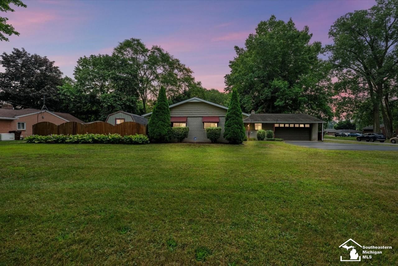 7498 Apache Trail, Temperance, MI 48182 Main Photo
