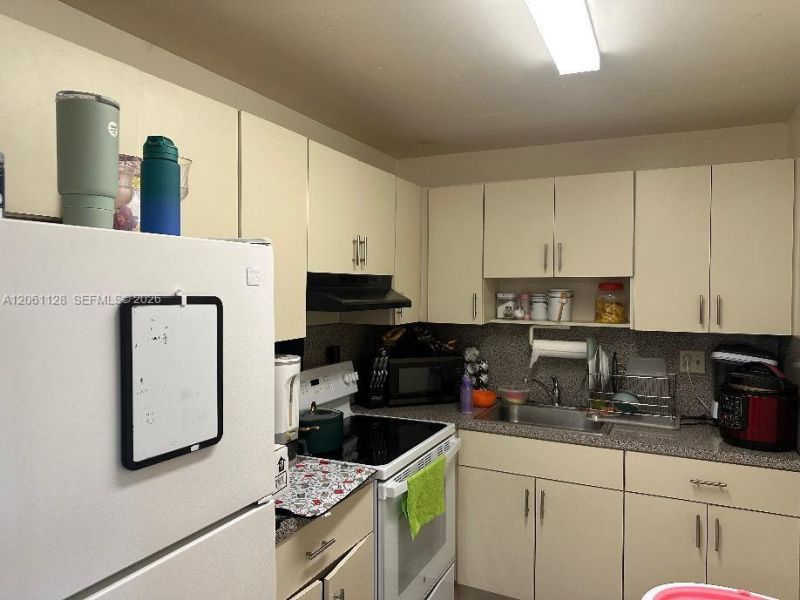 1820 W 53rd St , Unit 518, Hialeah, FL 33012 Photo