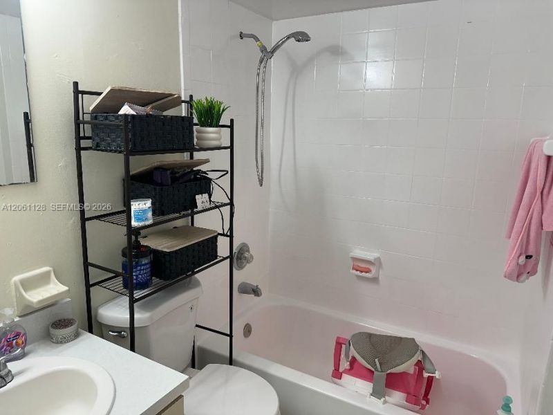 1820 W 53rd St , Unit 518, Hialeah, FL 33012 Photo